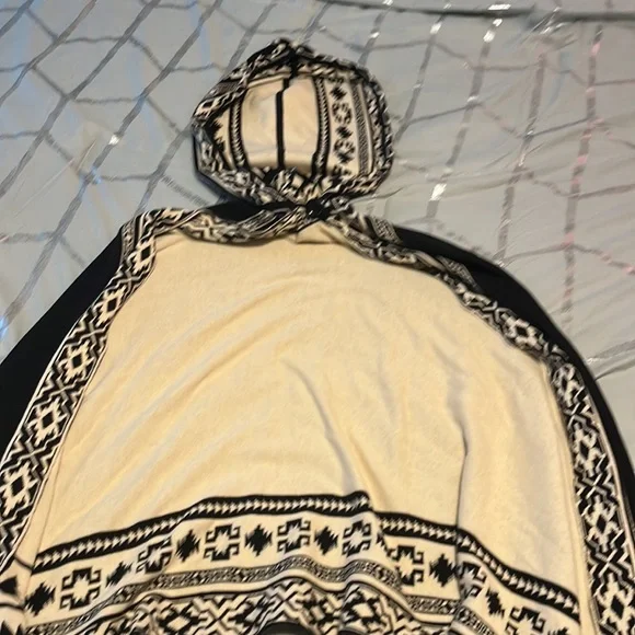 Cape - Picture 3 of 3